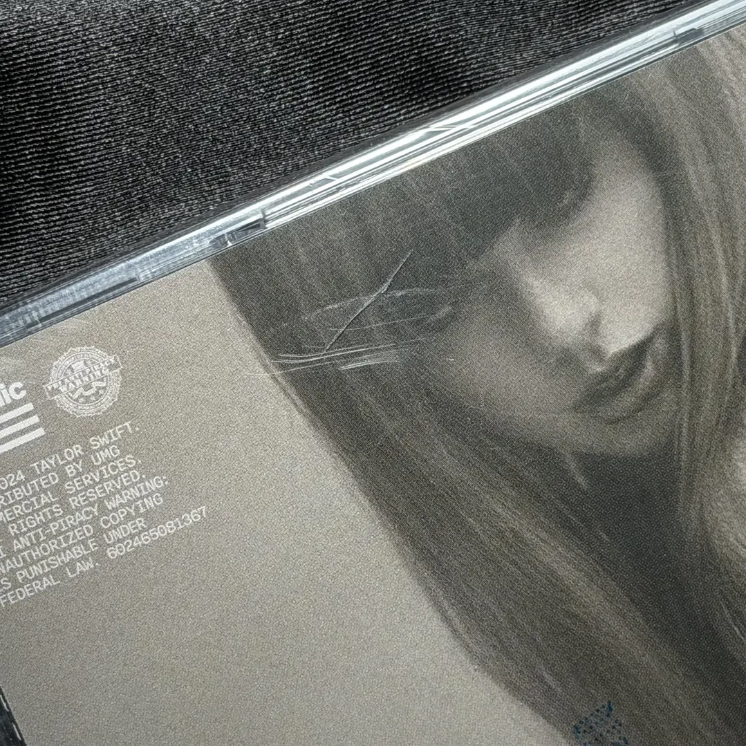 LIQUIDACIÓN CD THE TORTURED POETS DEPARTMENT - THE BLACK DOG #26 3