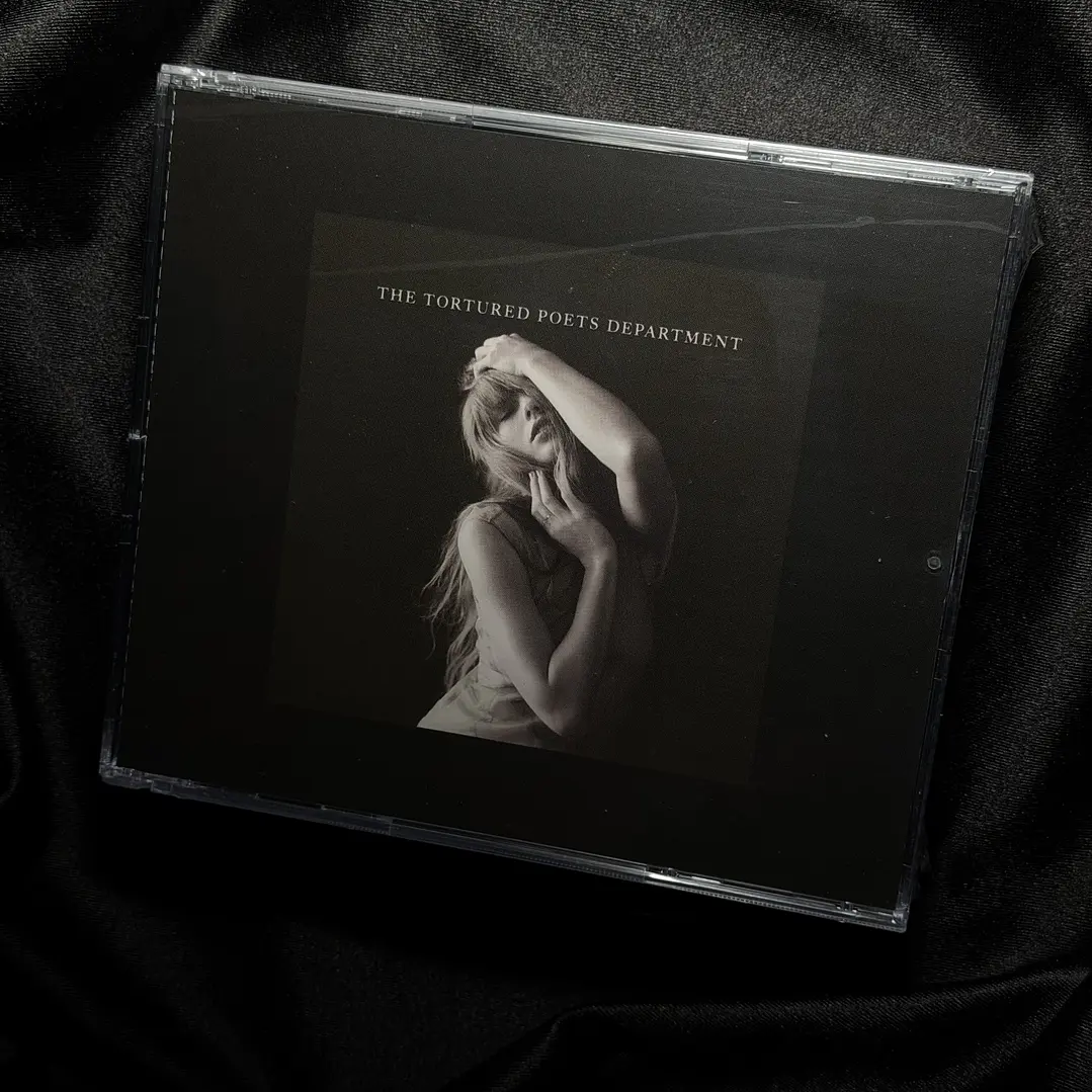 LIQUIDACIÓN CD THE TORTURED POETS DEPARTMENT DELUXE THE BLACK DOG 2