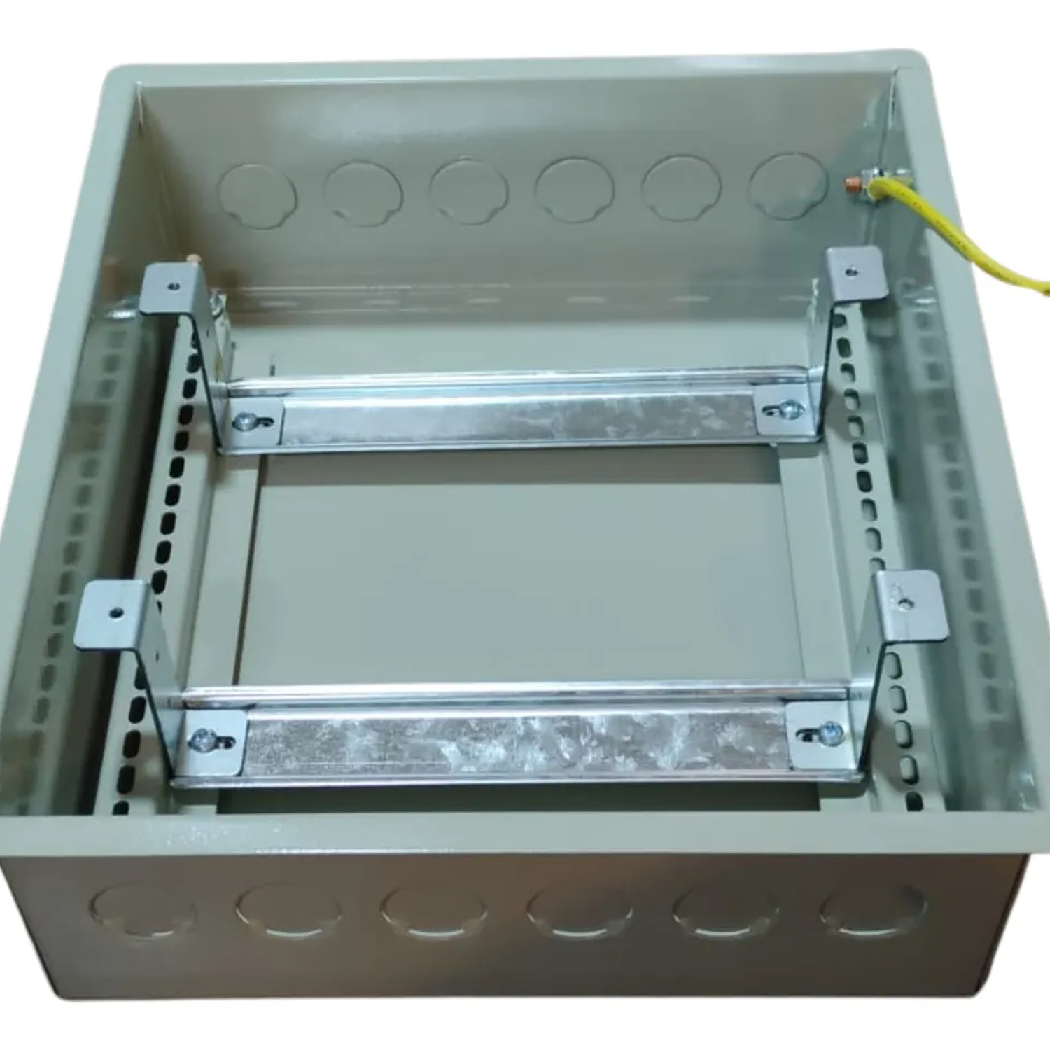 Tablero Metálico Embutido 18 Circuitos Ip41 Ral 7032 Dex 5