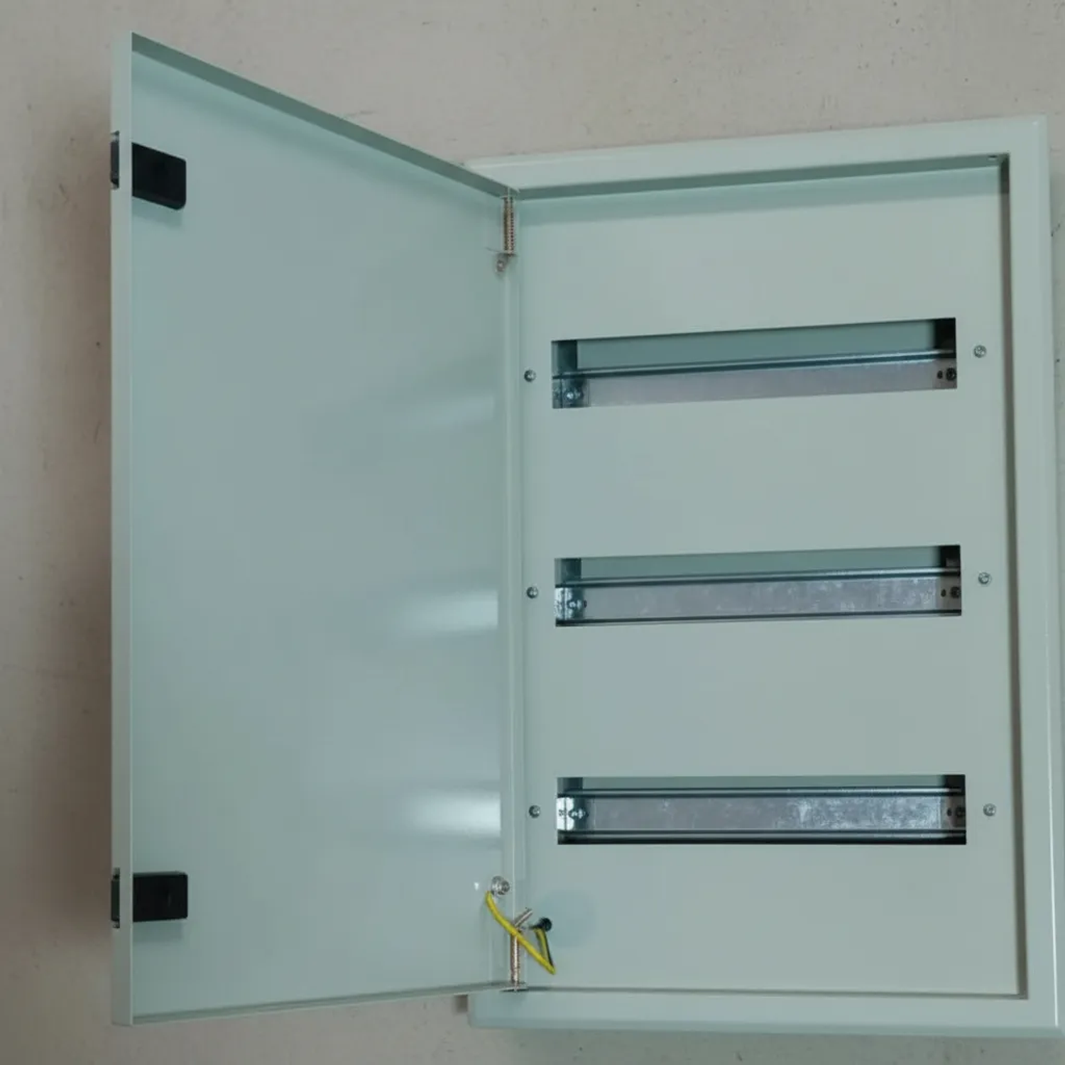 Tablero Metálico Embutido 36 Circuitos Ip41 Ral 7032 Dex 1