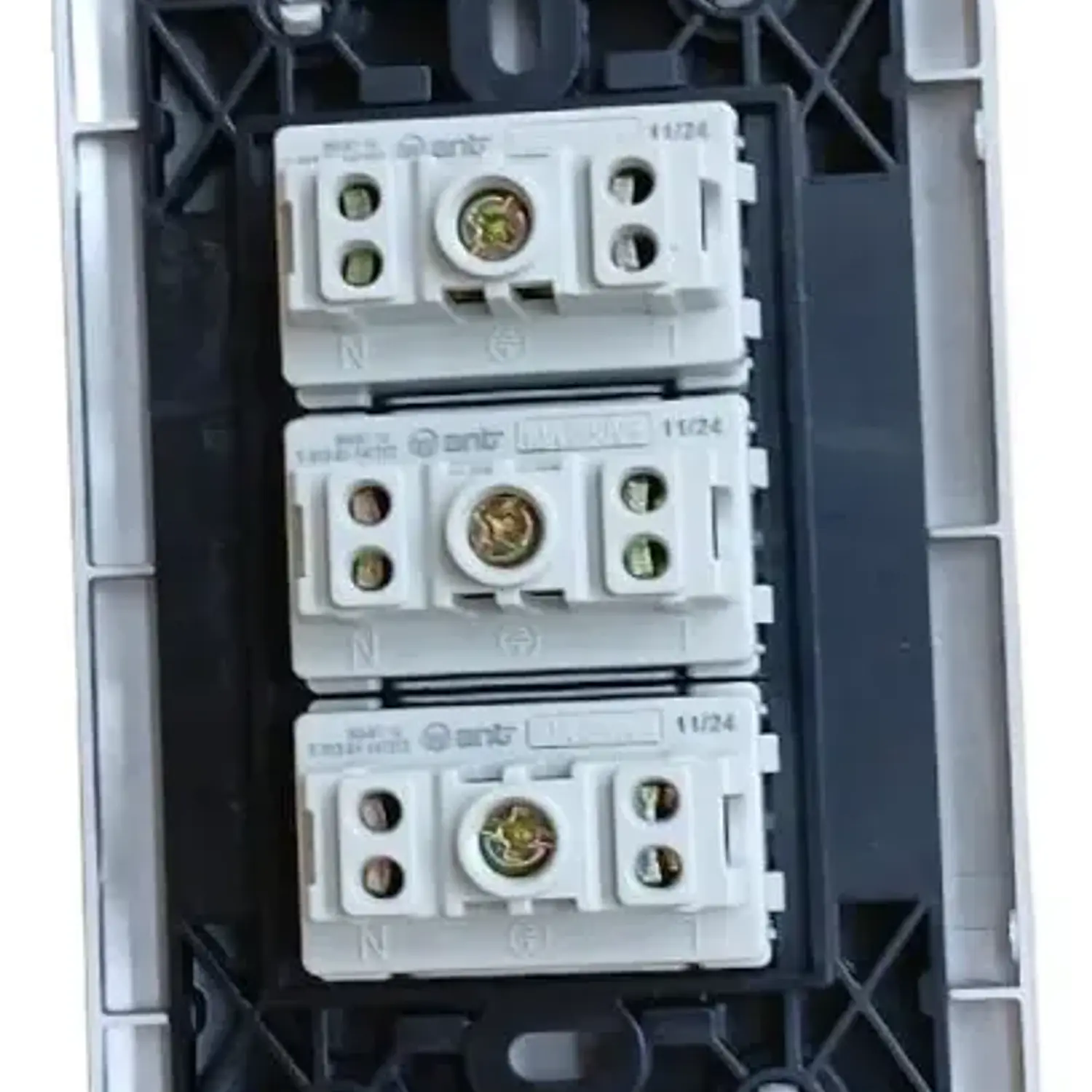 Tomacorriente Enchufe Triple Gris 10a 220v Sec. Want 2