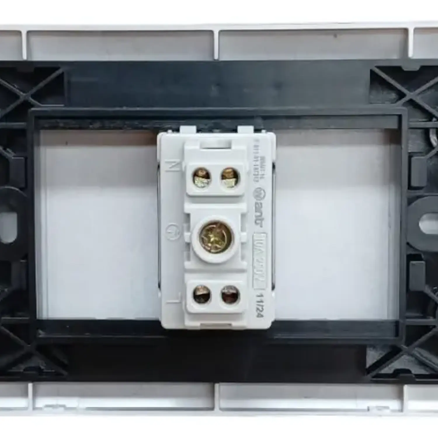 Tomacorriente Enchufe Simple Gris 10a 250v Want Sec 2