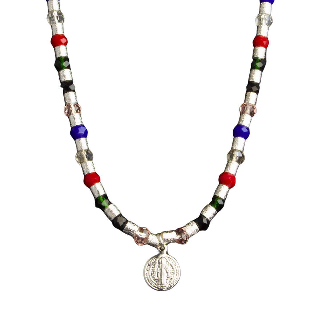 Collar de mostacilla con cristales de colores y colgante de San Benito enchapado en plata 1