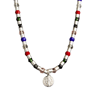 Collar de mostacilla con cristales de colores y colgante de San Benito enchapado en plata