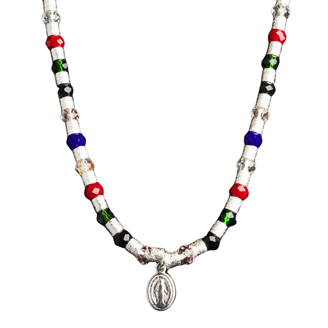 Collar de mostacilla con cristales de colores y colgante de Virgen de los Rayos enchapado en plata 1