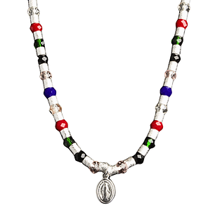 Collar de mostacilla con cristales de colores y colgante de Virgen de los Rayos enchapado en plata