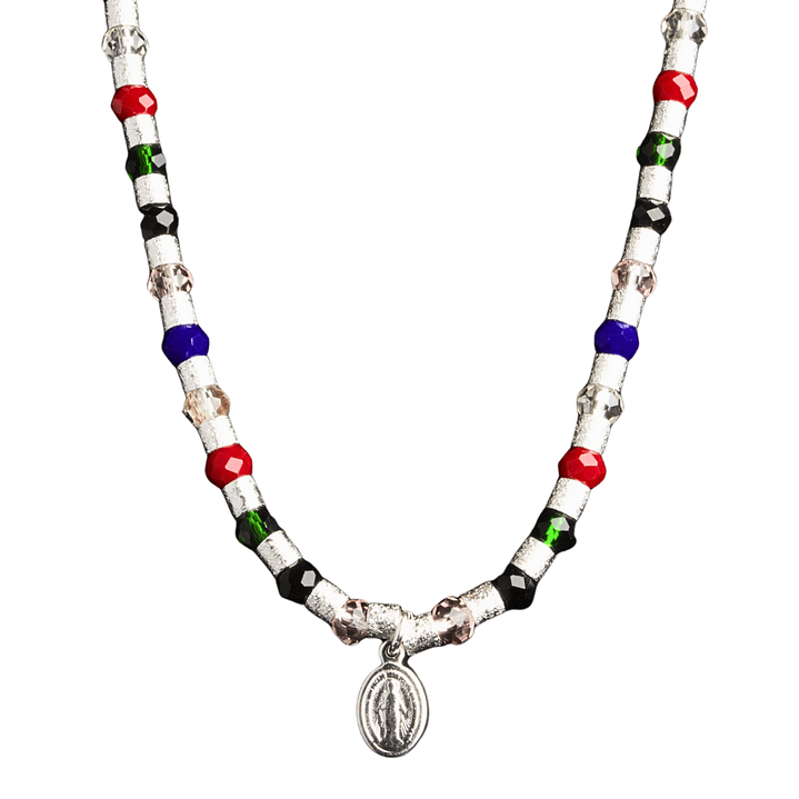 Collar de mostacilla con cristales de colores y colgante de Virgen de los Rayos enchapado en plata 1