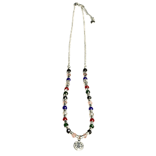 Collar de mostacilla con cristales de colores y colgante de San Benito enchapado en plata