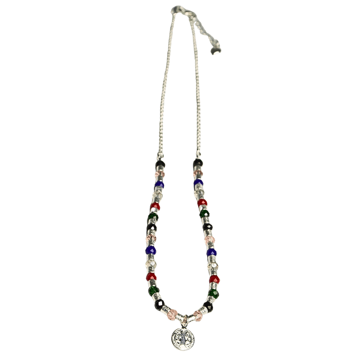Collar de mostacilla con cristales de colores y colgante de San Benito enchapado en plata 2