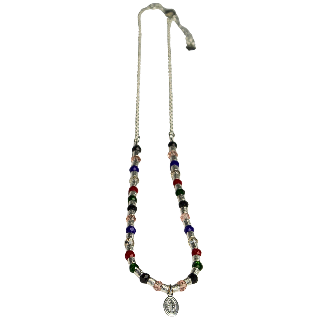 Collar de mostacilla con cristales de colores y colgante de Virgen de los Rayos enchapado en plata 2