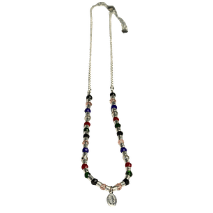 Collar de mostacilla con cristales de colores y colgante de Virgen de los Rayos enchapado en plata