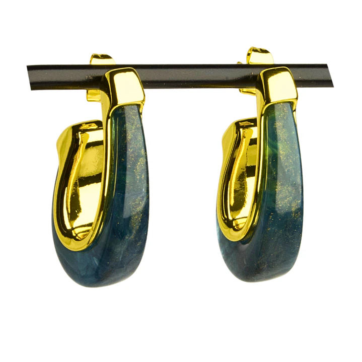 Aros enchapados en oro con aplicación en resina color azul 1