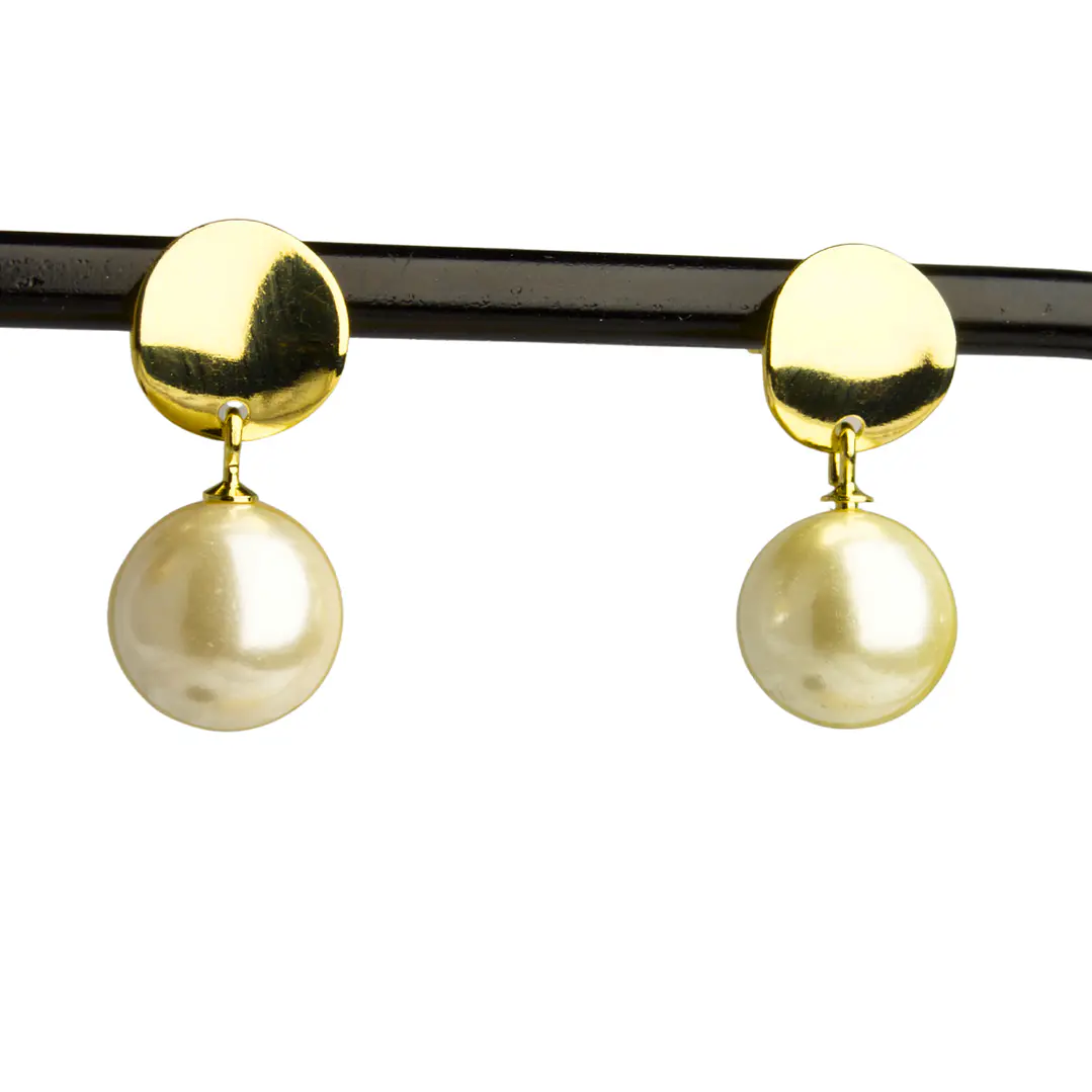 Aros con base circular y perla colgante enchapado en oro 1