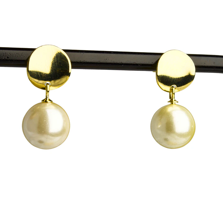 Aros con base circular y perla colgante enchapado en oro 1