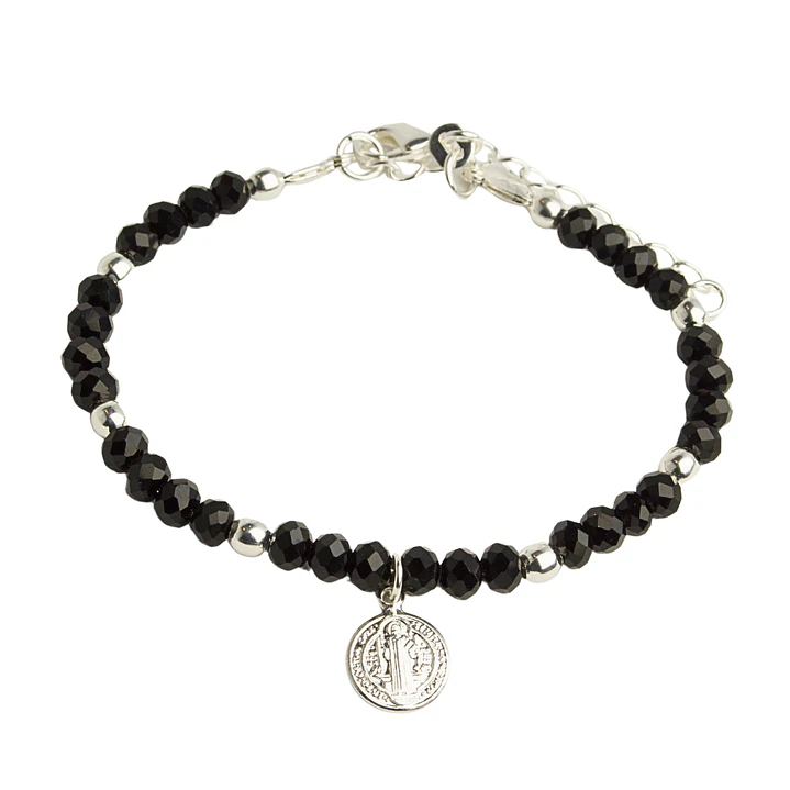 Pulsera con medalla de San Benito con cristales negros y balines enchapada en plata 1