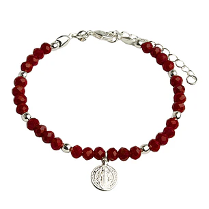 Pulsera con medalla de San Benito con cristales rojos y balines enchapada en plata