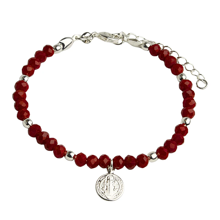 Pulsera con medalla de San Benito con cristales rojos y balines enchapada en plata 1