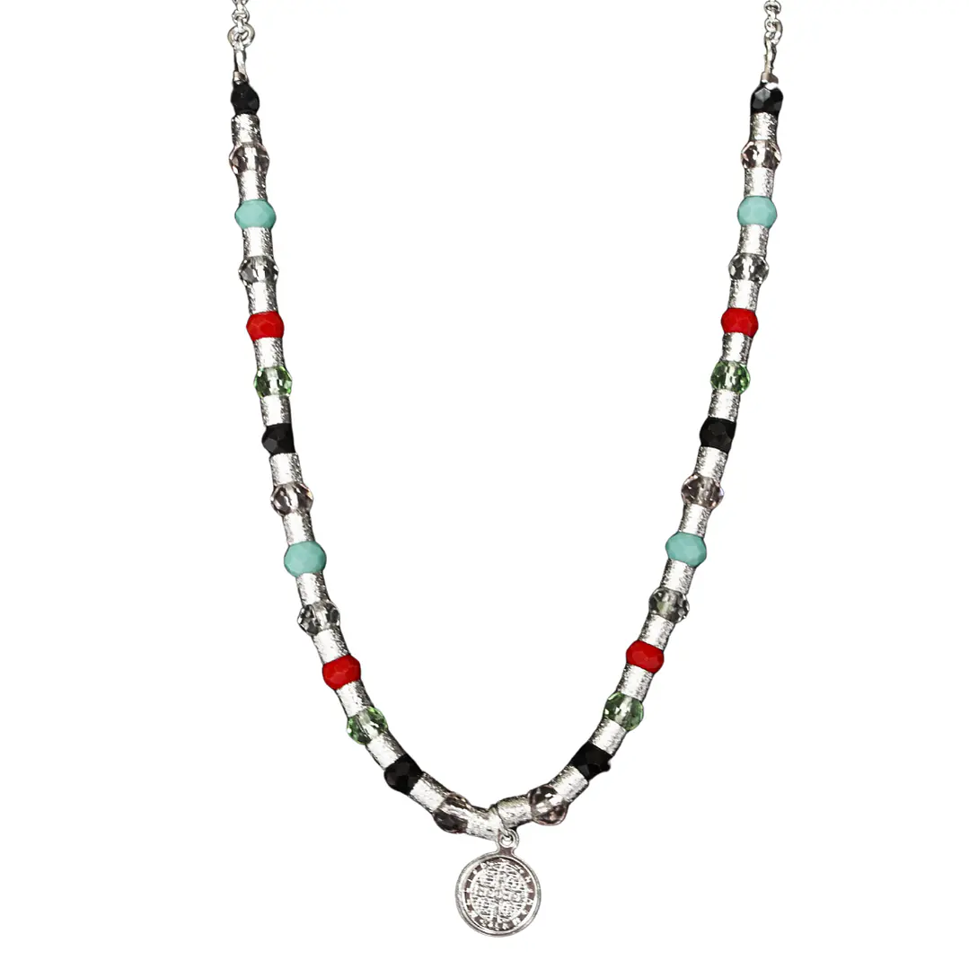 Collar mostacilla satinada y cristales con colgante de san benito enchape en plata 2