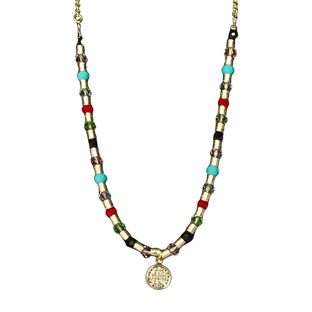 Collar mostacilla satinada y cristales con colgante de san benito enchape en oro 2