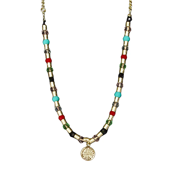 Collar mostacilla satinada y cristales con colgante de san benito enchape en oro 2
