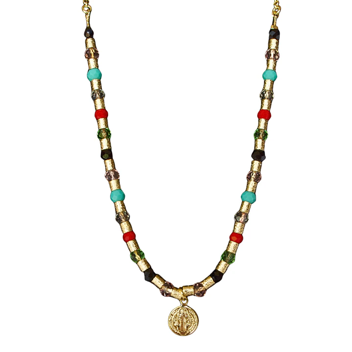 Collar mostacilla satinada y cristales con colgante de san benito enchape en oro 1