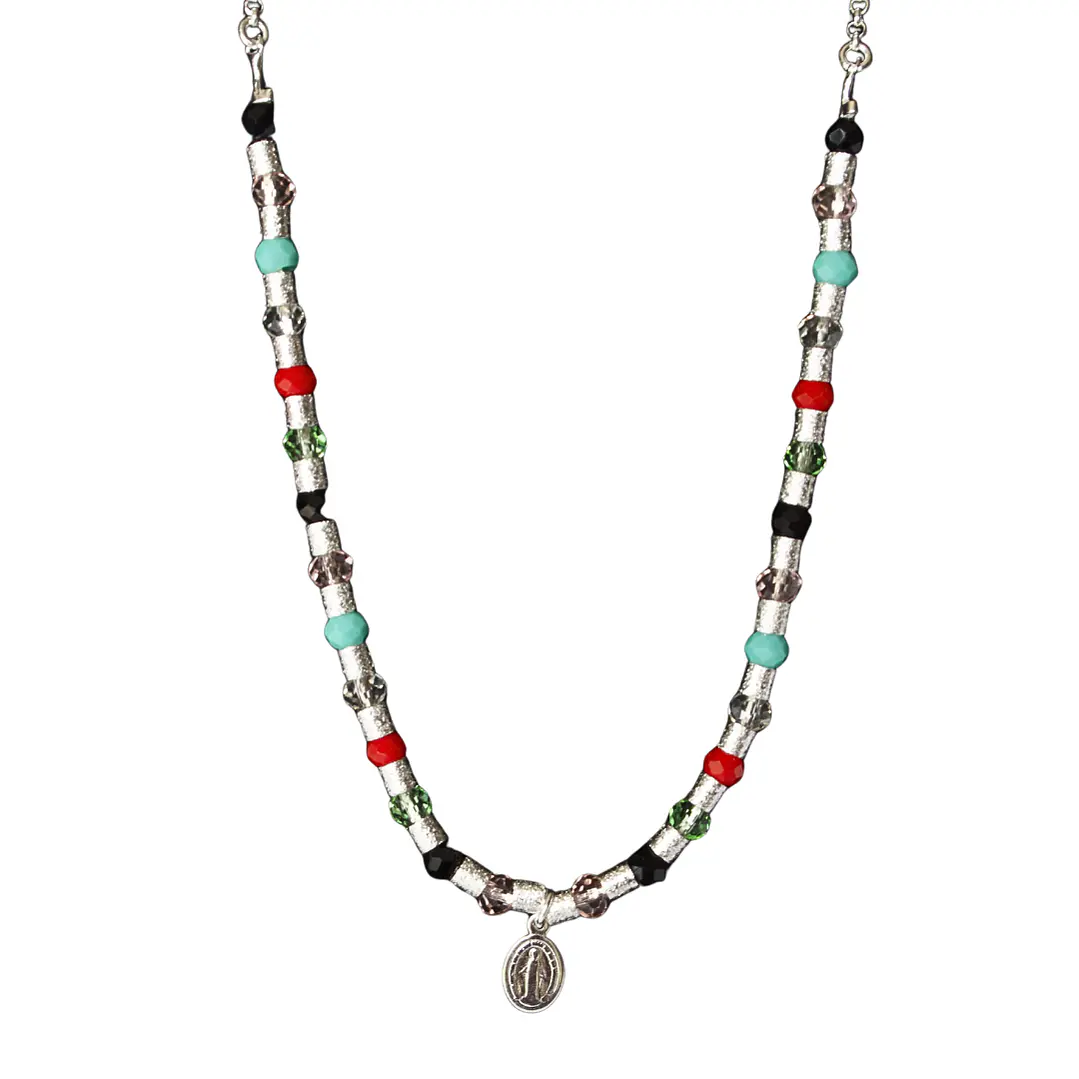 Collar mostacilla satinada y cristales con colgante virgen de los rayos enchape en plata 1