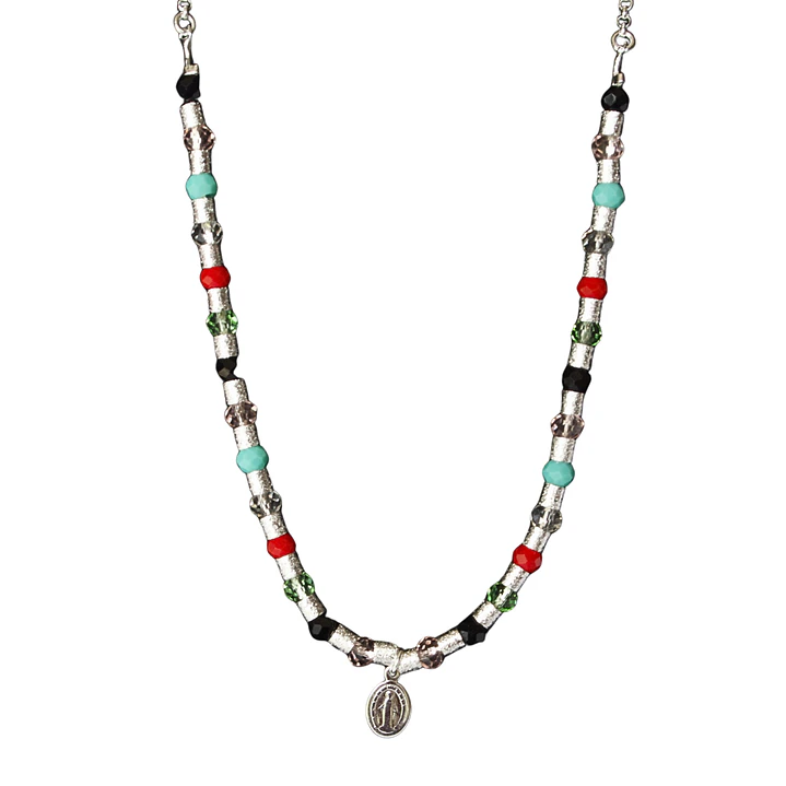 Collar mostacilla satinada y cristales con colgante virgen de los rayos enchape en plata 1