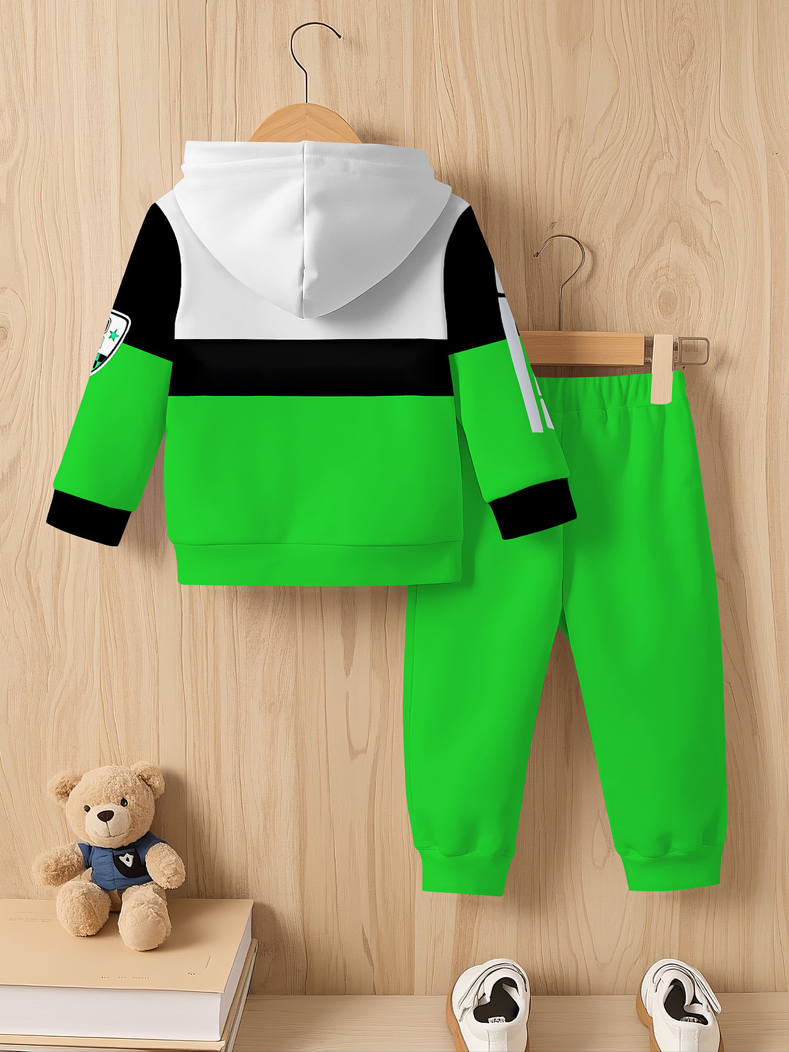 2pcs Boys' Set with racing- themed digital print design, including a long-sleeve hooded sweatshirt and sweatpants. A clothing gift for kids, of comfortable fabric. Suitable for autumn and winter, this 5