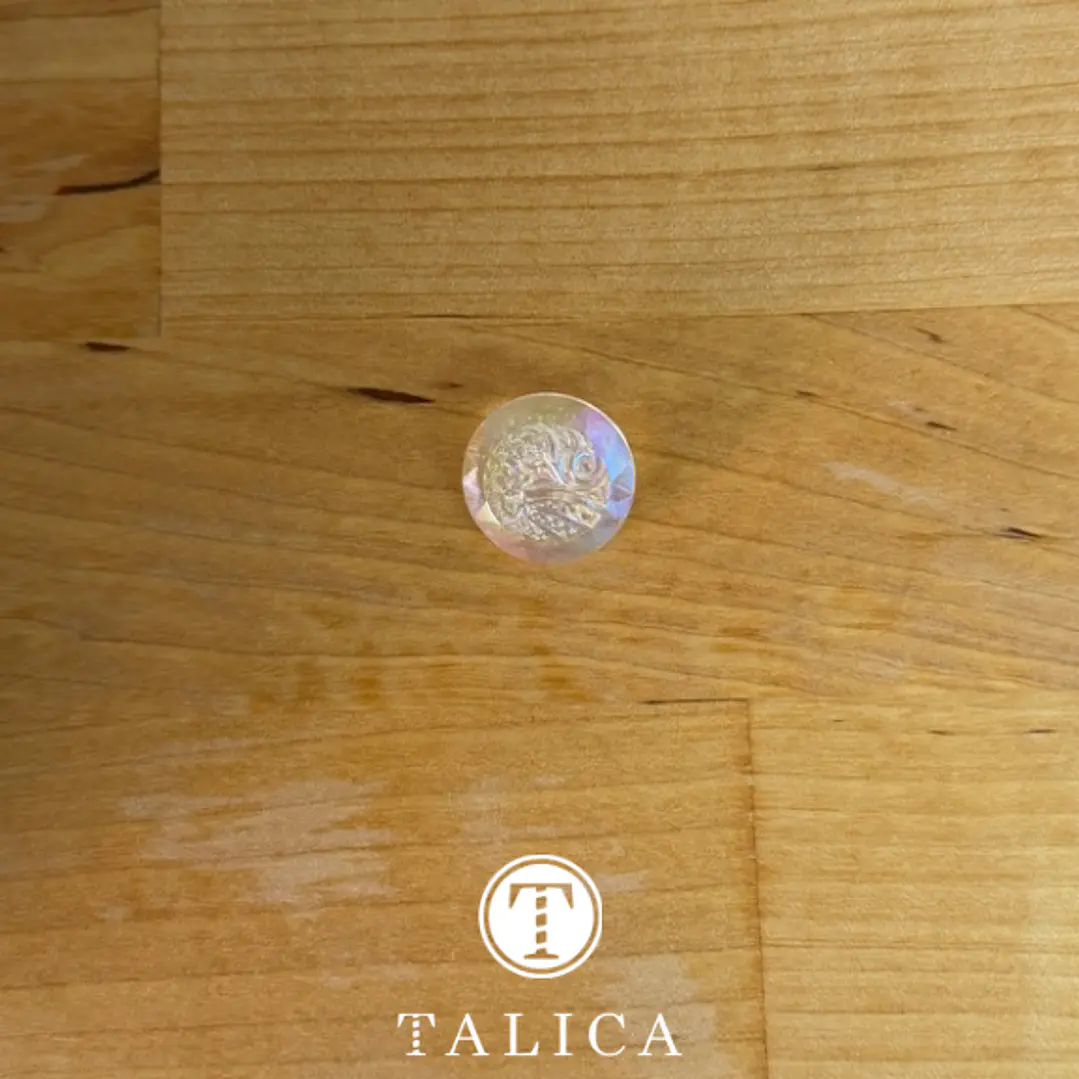 Botão com detalhe em relevo e holográfico 1