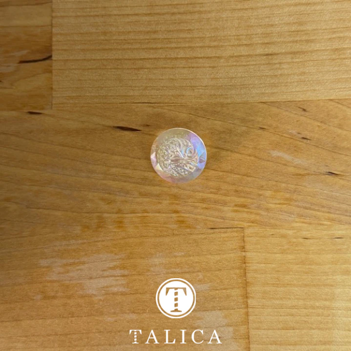 Botão com detalhe em relevo e holográfico 1