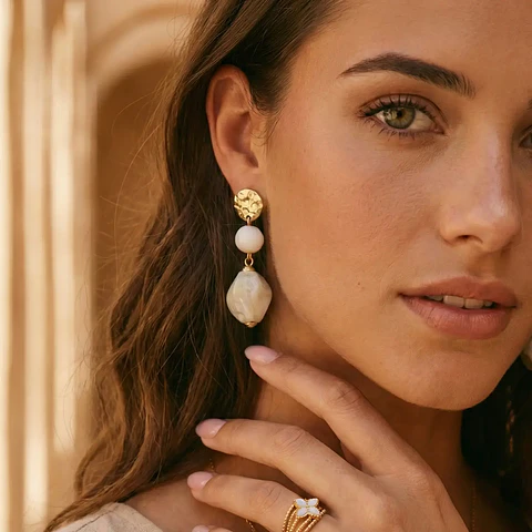 Brincos LUMIÈRE Bege Dourado – Aço Inox