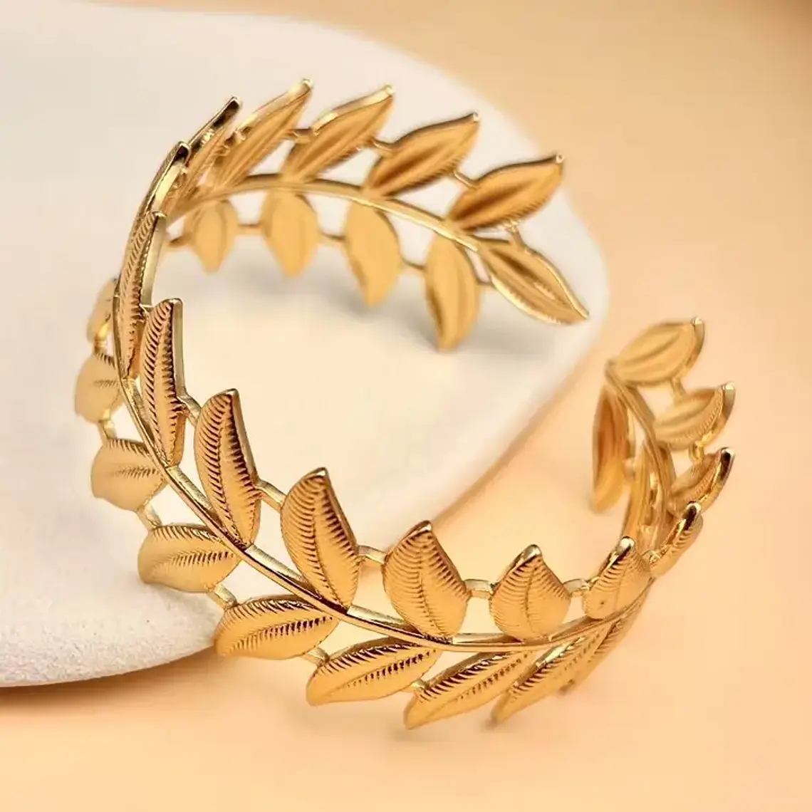 Bracelete Rígida Dourada Folha em Aço Inoxidável 1