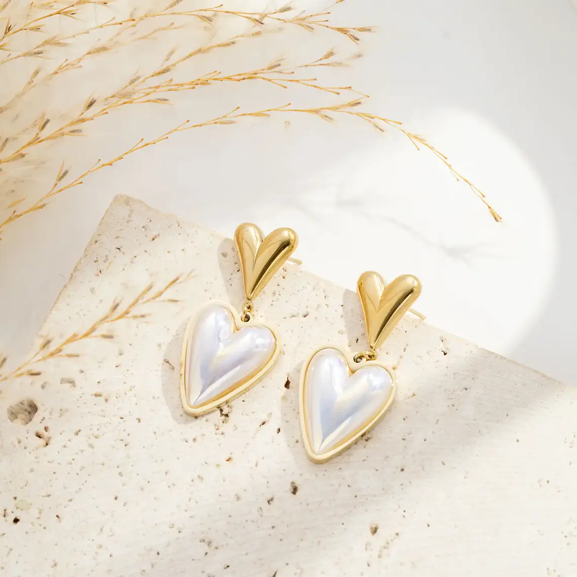 Brincos Coração Iridescente Dourados em Aço Inoxidável 1