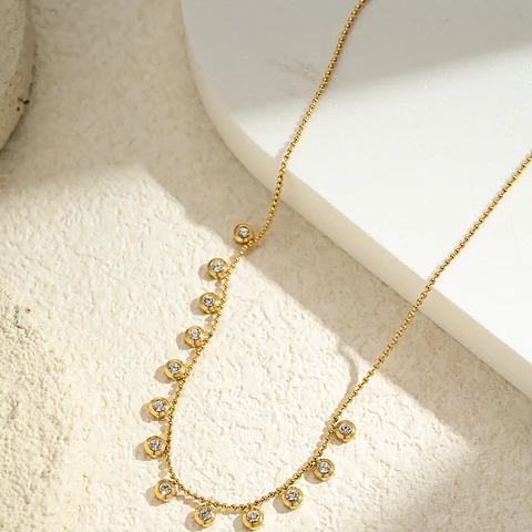 Colar Cristais Redondos Dourado em Aço Inoxidável