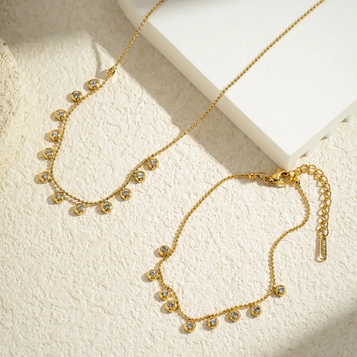 Colar Cristais Redondos Dourado em Aço Inoxidável 2