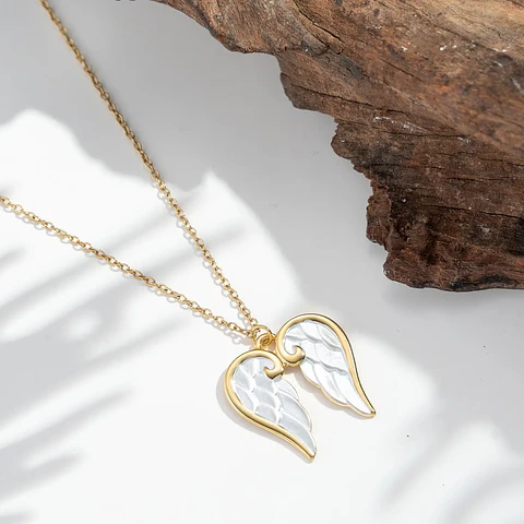 Colar Asas Celestiais Madre Pérola em Aço Inoxidável Dourado