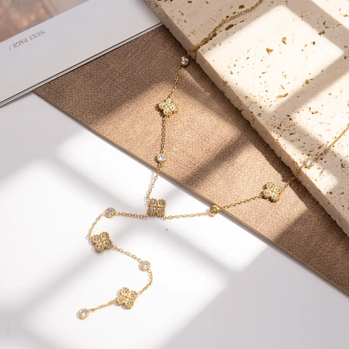 Colar Floral Crystal Drop Dourado em Aço Inoxidável 1