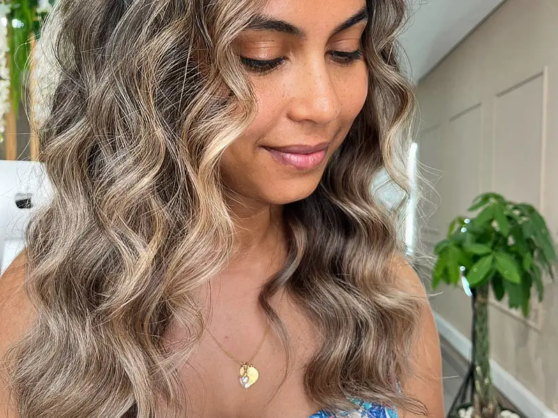 Balayage Morena Iluminada no Algarve: Ondas Naturais e o Brilho que Vale a Viagem