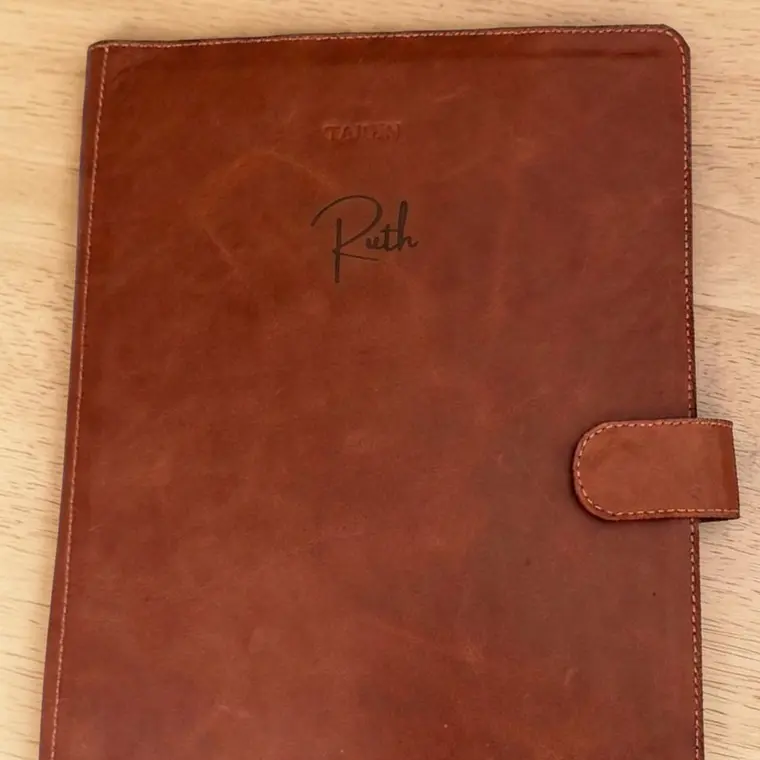 Carpeta de Cuero Rígida — Tamaño Oficio 3