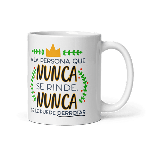Taza con frases inspiradoras - A la persona que nunca se rinde. Nunca se le puede derrotar 