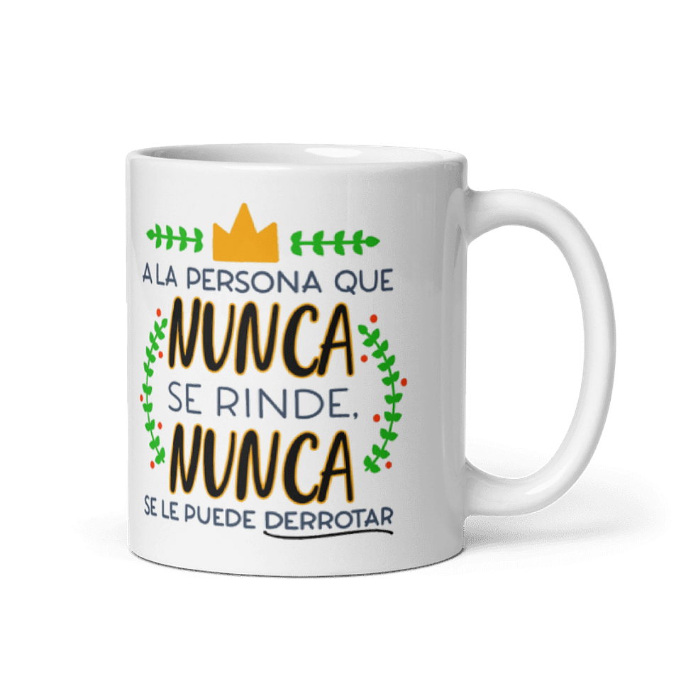 Taza con frases inspiradoras - A la persona que nunca se rinde. Nunca se le puede derrotar  1