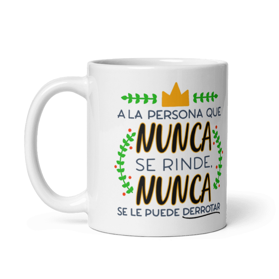 Taza con frases inspiradoras - A la persona que nunca se rinde. Nunca se le puede derrotar  2