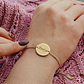 Pulsera personalizada mujer, medallón circular grabado en acero inoxidable dorado - Miniatura 4