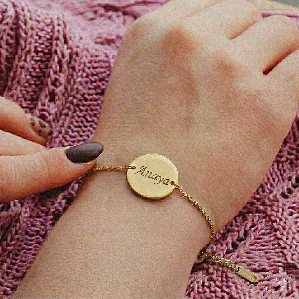 Pulsera personalizada mujer, medallón circular grabado en acero inoxidable dorado 4
