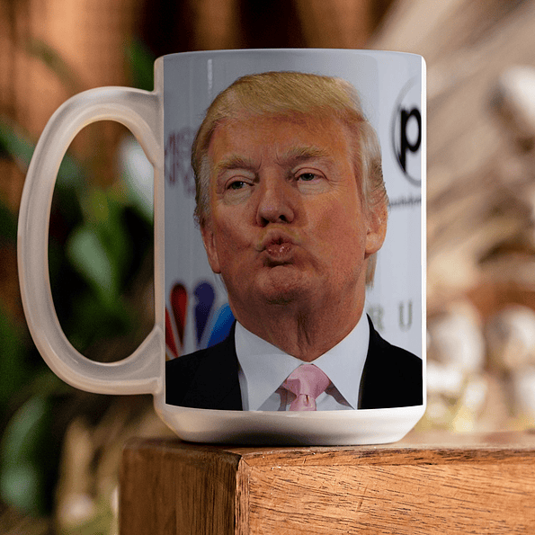 Tazón Donald Trump Besito – Humor Presidencial y Bitcoin 1