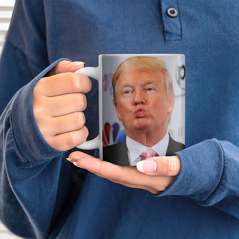 Tazón Donald Trump Besito – Humor Presidencial y Bitcoin