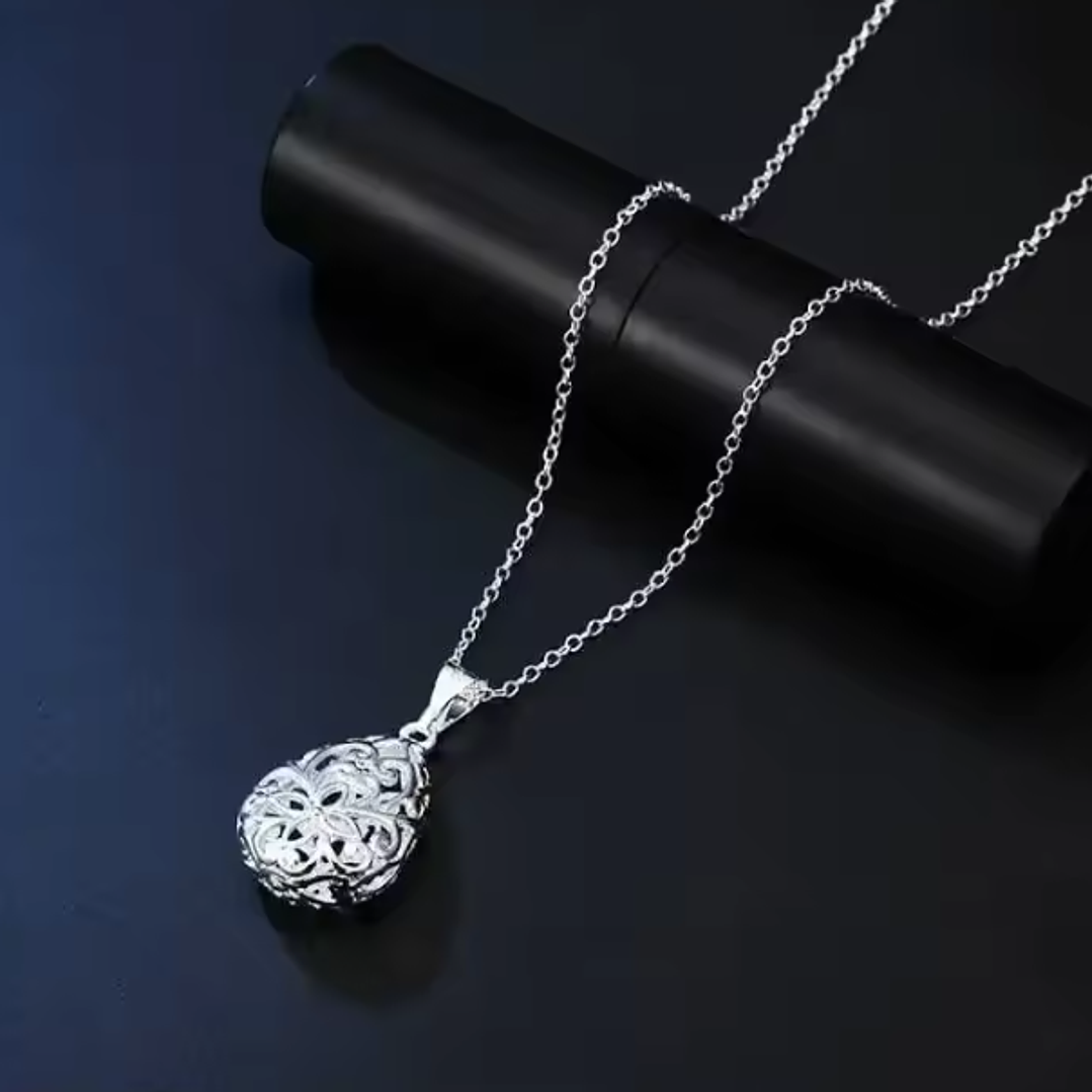 Colar Banhado a Prata com Pingente Vazado Arabesco 1