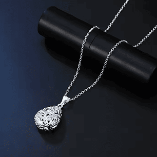 Colar Banhado a Prata com Pingente Vazado Arabesco