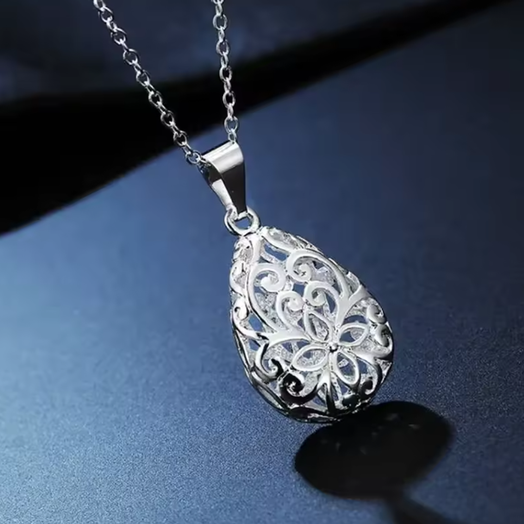 Colar Banhado a Prata com Pingente Vazado Arabesco 3