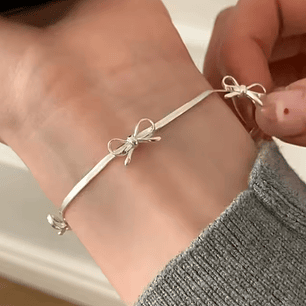 Pulseira Banhada a Prata com Laços Delicados